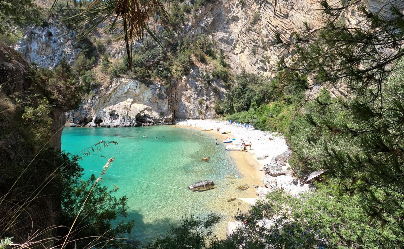Spiaggia del Buon Dormire'in fotoğrafı bej kum ve kayalar yüzey ile