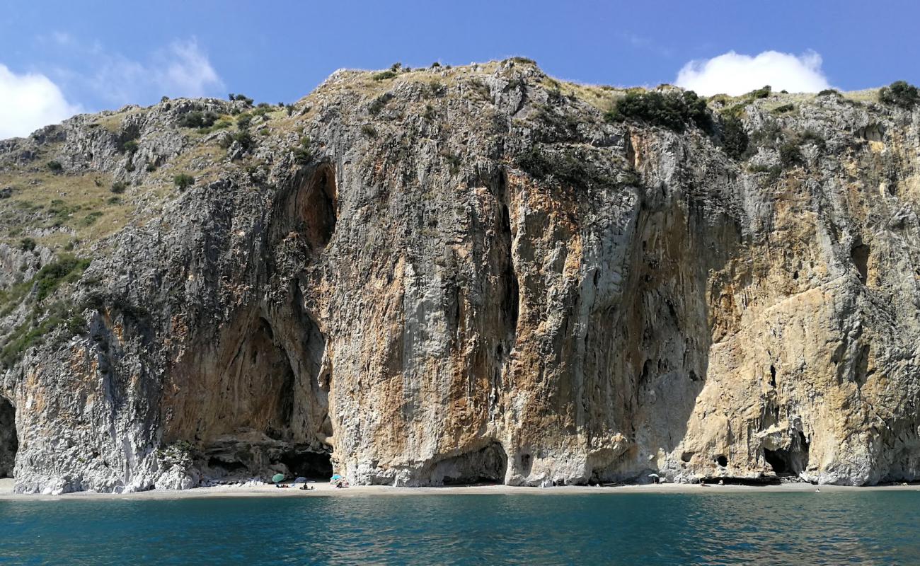 Spiaggia della Molpa'in fotoğrafı bej kum ve çakıl yüzey ile
