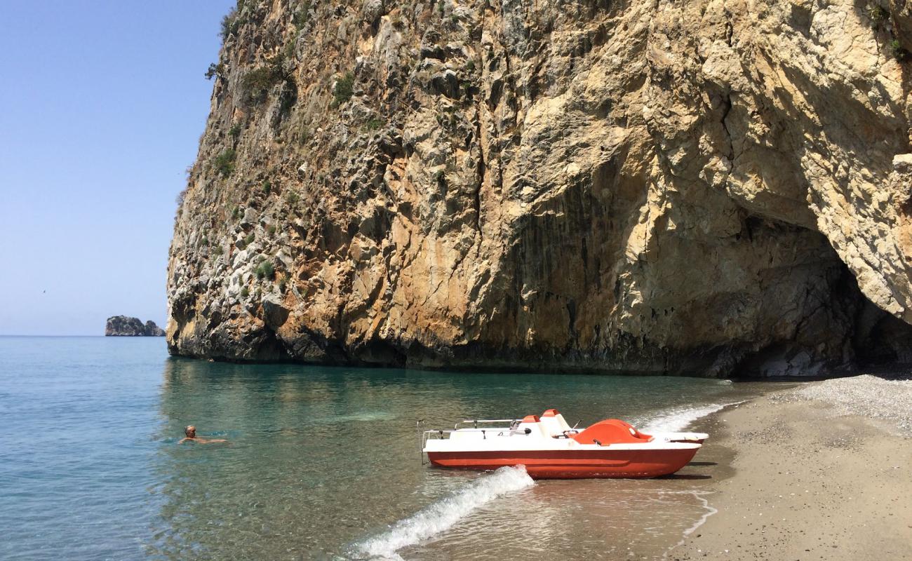 Cala delle Ossa'in fotoğrafı küçük gri çakıllar yüzey ile
