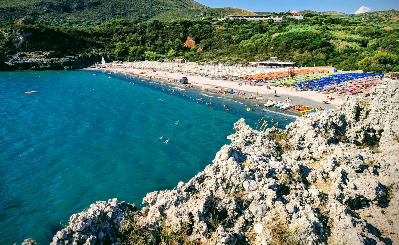 Spiaggia di Capogrosso'in fotoğrafı açık bej kum yüzey ile