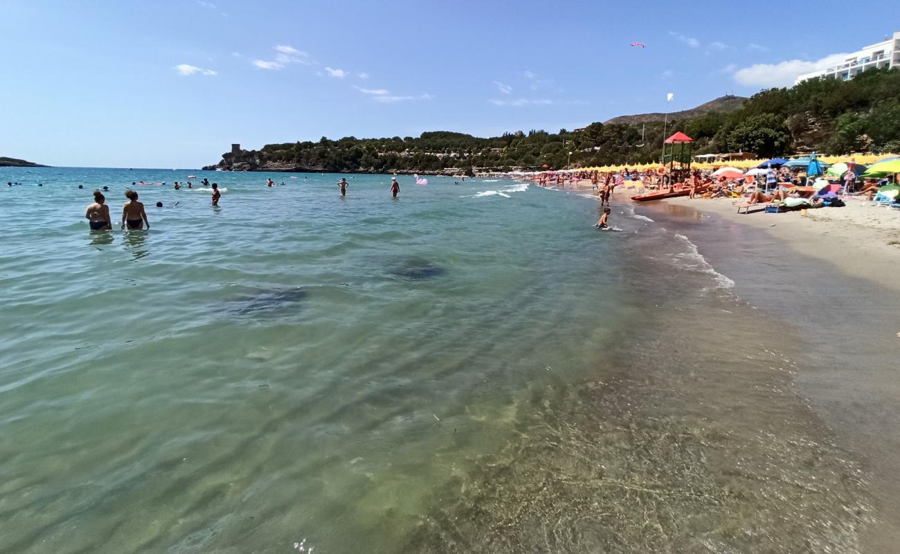 Calanca Plajı'in fotoğrafı i̇nce kahverengi kum yüzey ile