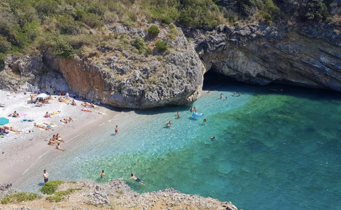 Cala Bianca'in fotoğrafı gri çakıl taşı yüzey ile