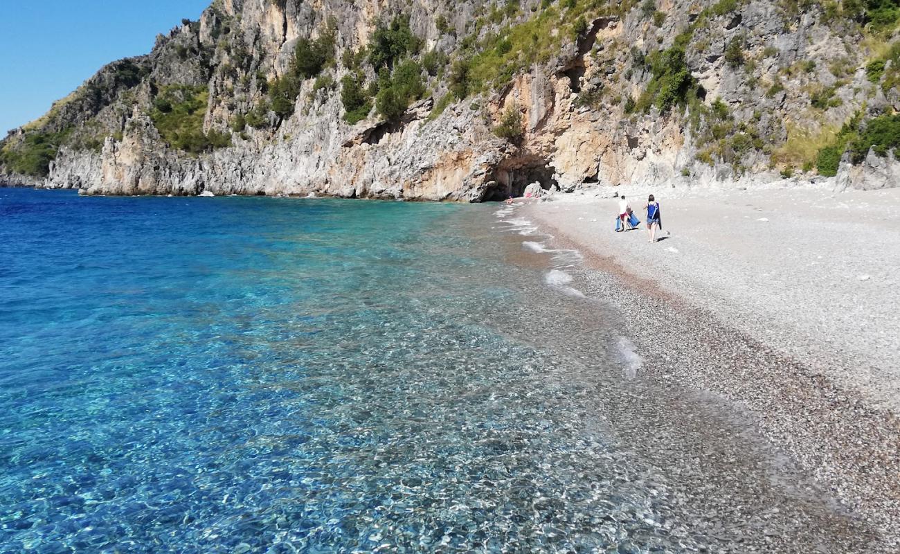 Sciabica Beach'in fotoğrafı gri çakıl taşı yüzey ile