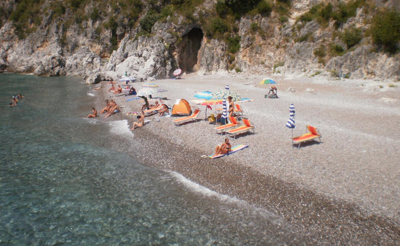 Spiaggia della Sciabica II'in fotoğrafı gri çakıl taşı yüzey ile