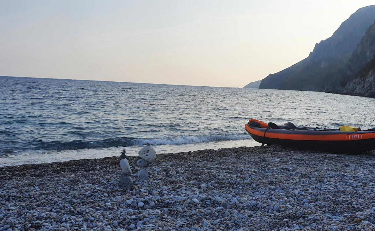 Pianoro di Ciolandrea beach'in fotoğrafı gri çakıl taşı yüzey ile