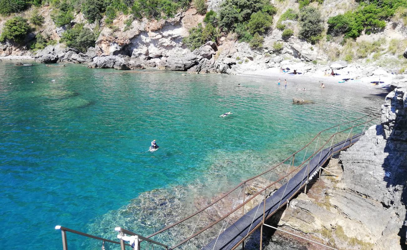 Scario wild beach'in fotoğrafı gri çakıl taşı yüzey ile