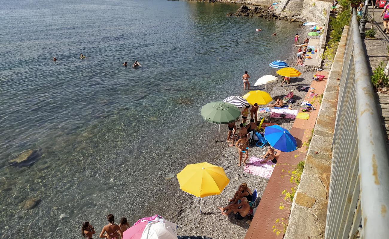 Spiaggia Della Tragara'in fotoğrafı gri çakıl taşı yüzey ile