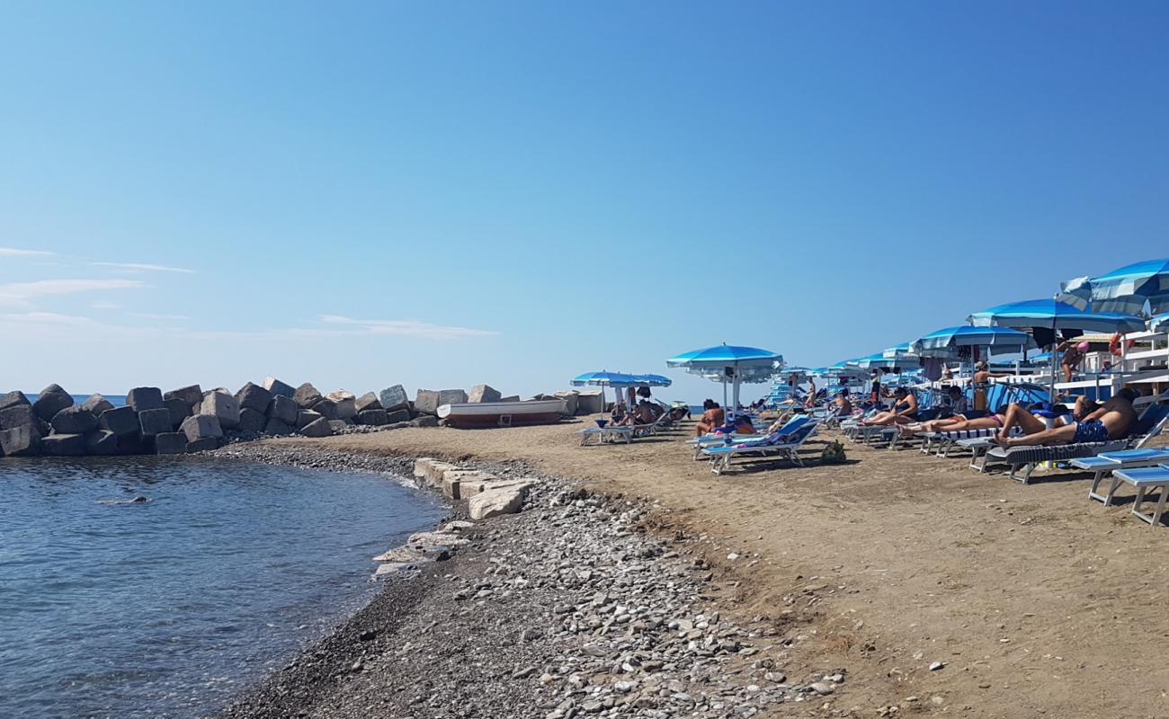 Policastro Beach'in fotoğrafı gri kum ve çakıllar yüzey ile
