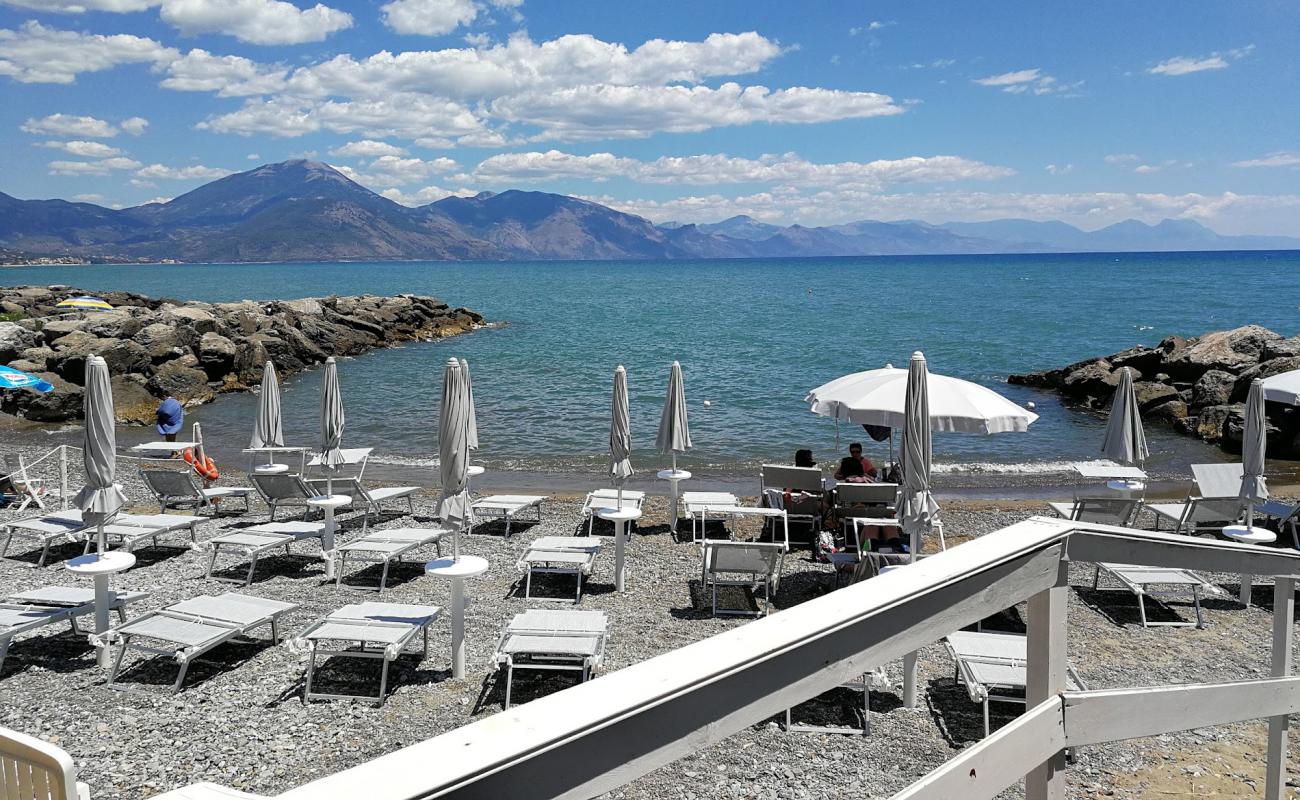 Policastro Bussentino Beach'in fotoğrafı gri kum ve çakıllar yüzey ile