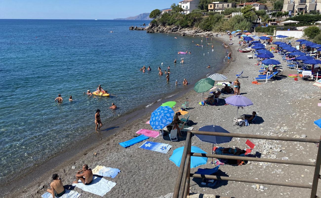 Perla beach'in fotoğrafı kahverengi çakıl yüzey ile
