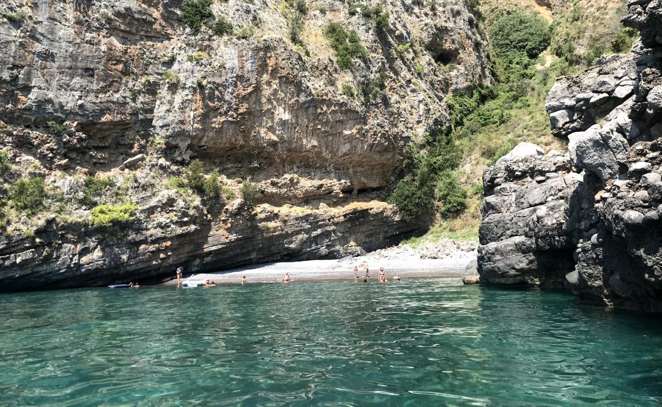 Spiaggia Dei Crivi'in fotoğrafı gri ince çakıl taş yüzey ile