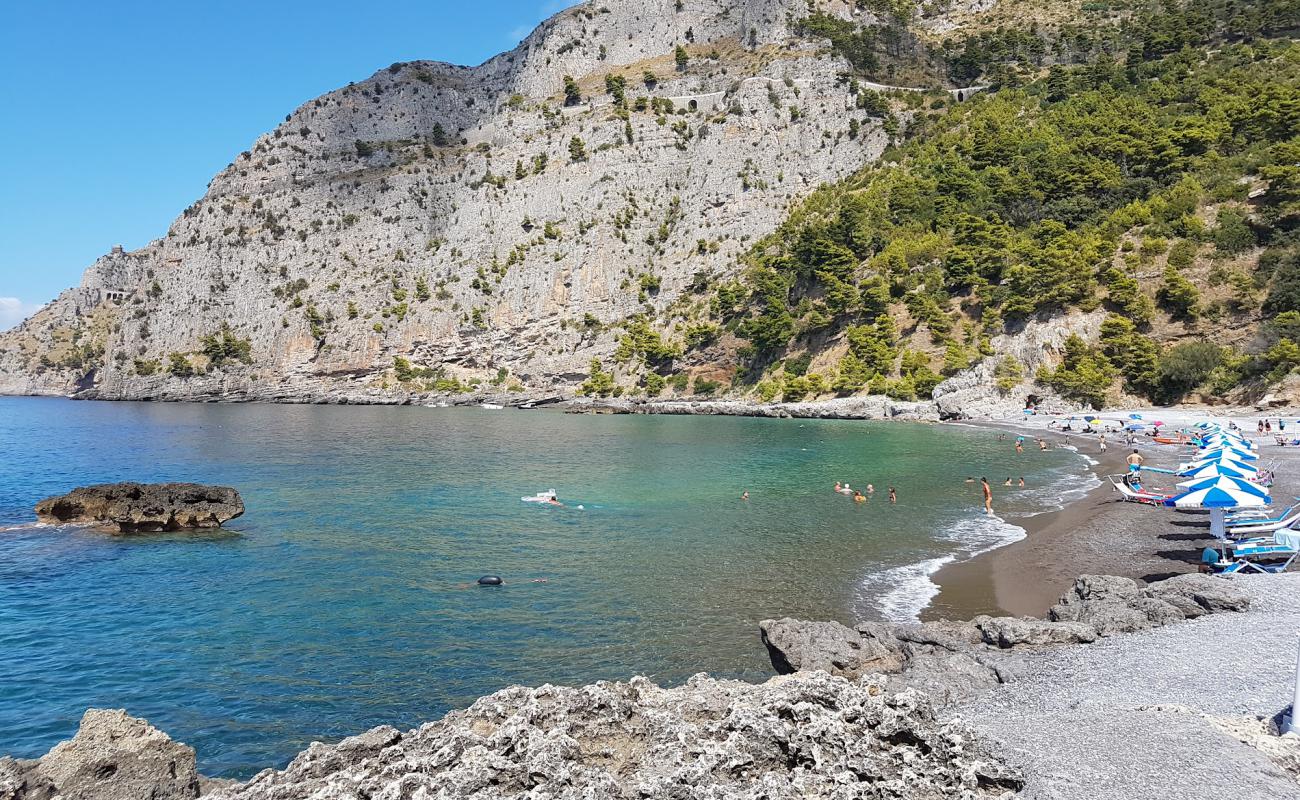 Spiaggia Acquafredda'in fotoğrafı küçük siyah çakıllar yüzey ile