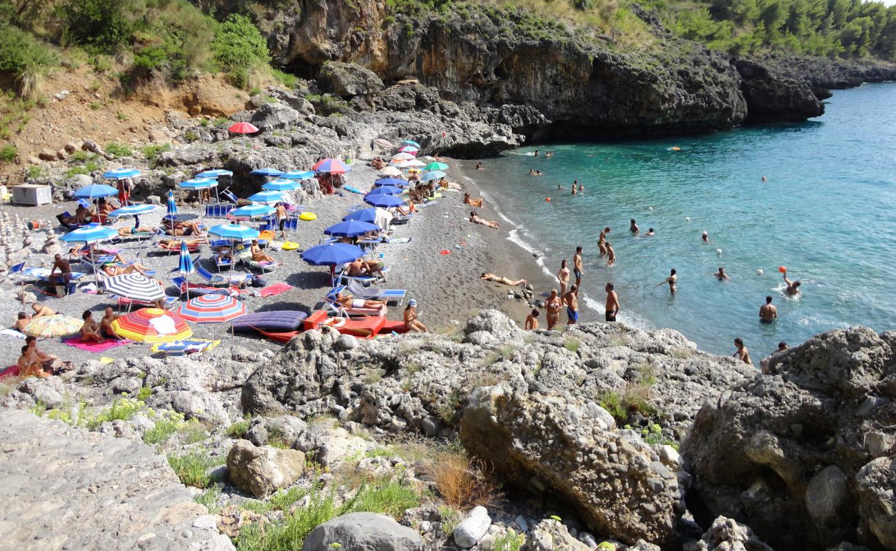 Spiaggia della Grotta'in fotoğrafı gri çakıl taşı yüzey ile