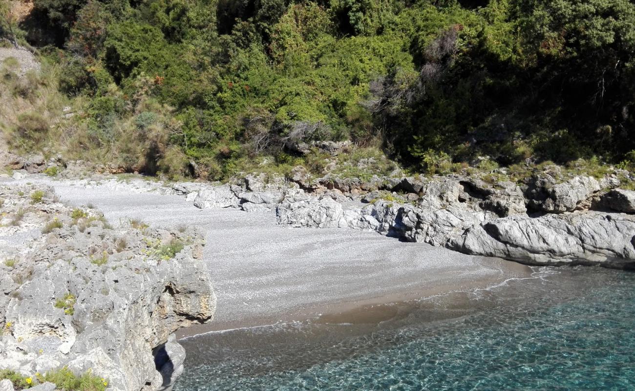 Spiaggia Pietra Caduta'in fotoğrafı küçük gri çakıllar yüzey ile