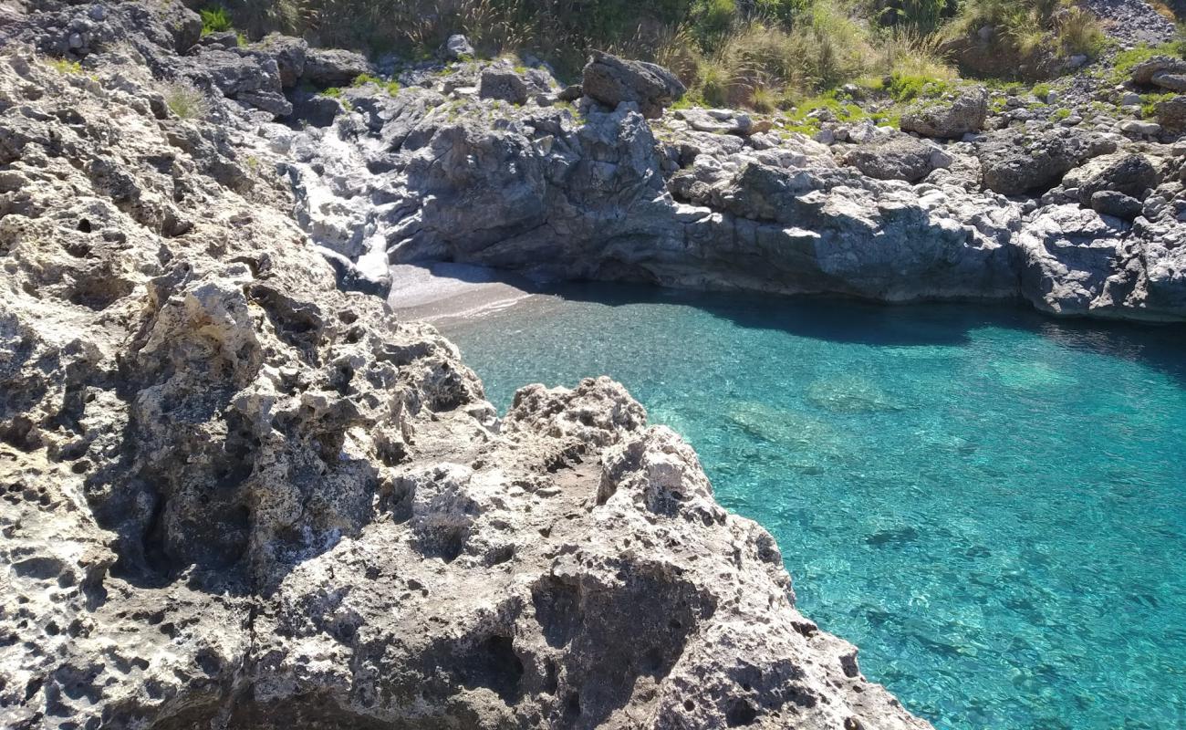 Spiaggia Marizza'in fotoğrafı küçük gri çakıllar yüzey ile