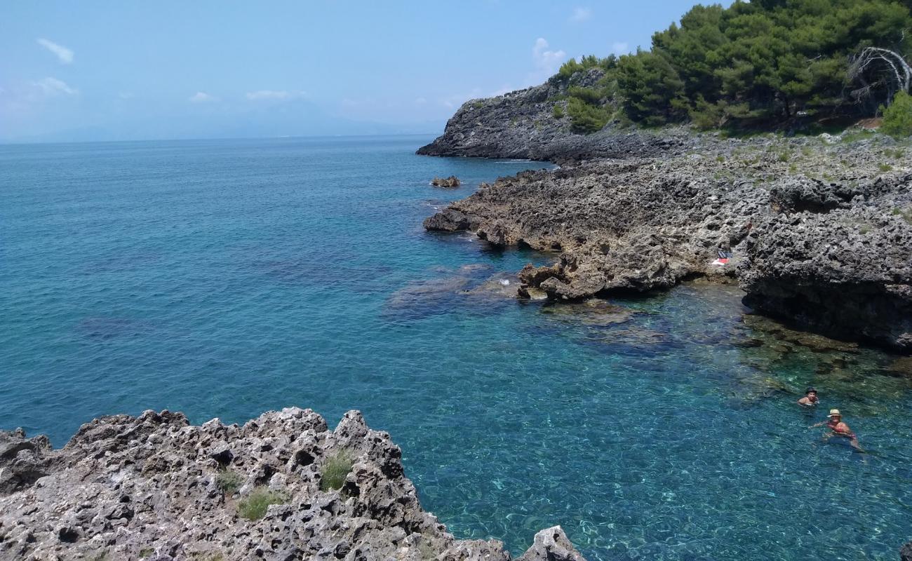 Renicedda beach'in fotoğrafı kayalık arazi yüzey ile
