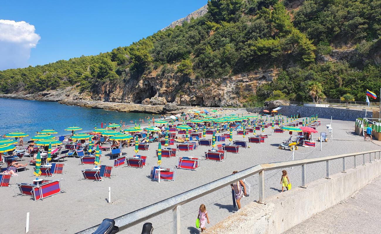 Spiaggia di Fiumicello'in fotoğrafı gri kum yüzey ile
