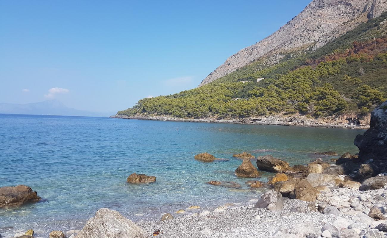 Spiaggia A Za Monaca'in fotoğrafı gri çakıl taşı yüzey ile