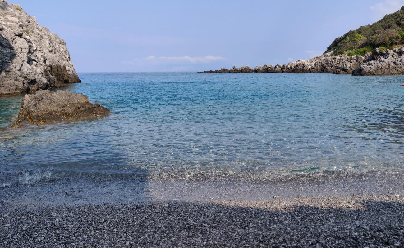 Spiaggia di Funnicu Reggiu'in fotoğrafı küçük gri çakıllar yüzey ile