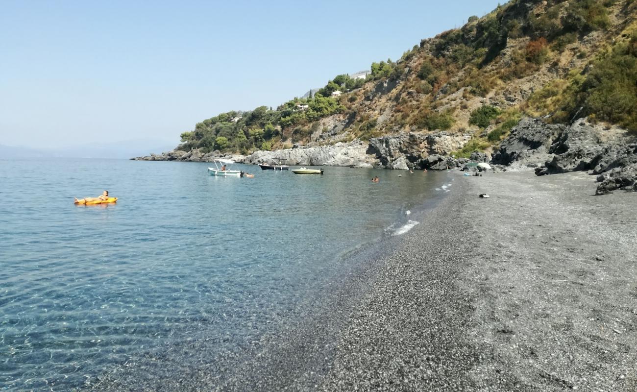 Vranne beach'in fotoğrafı küçük gri çakıllar yüzey ile