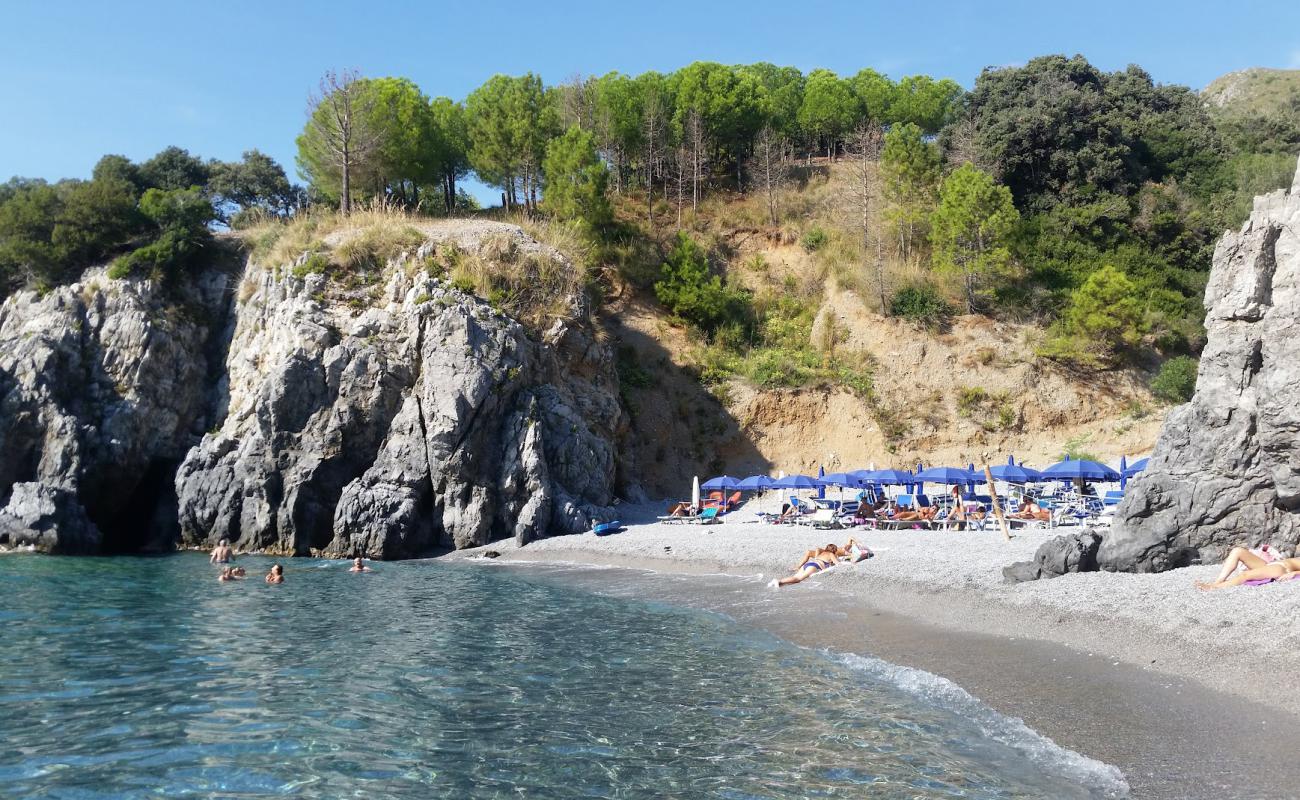 Spiaggia Marina di Maratea'in fotoğrafı gri çakıl taşı yüzey ile