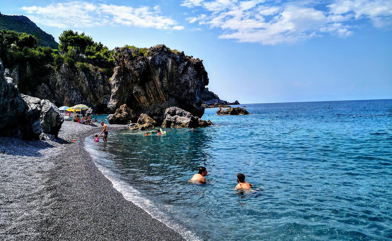 Spiaggia di Santa Teresa'in fotoğrafı küçük gri çakıllar yüzey ile