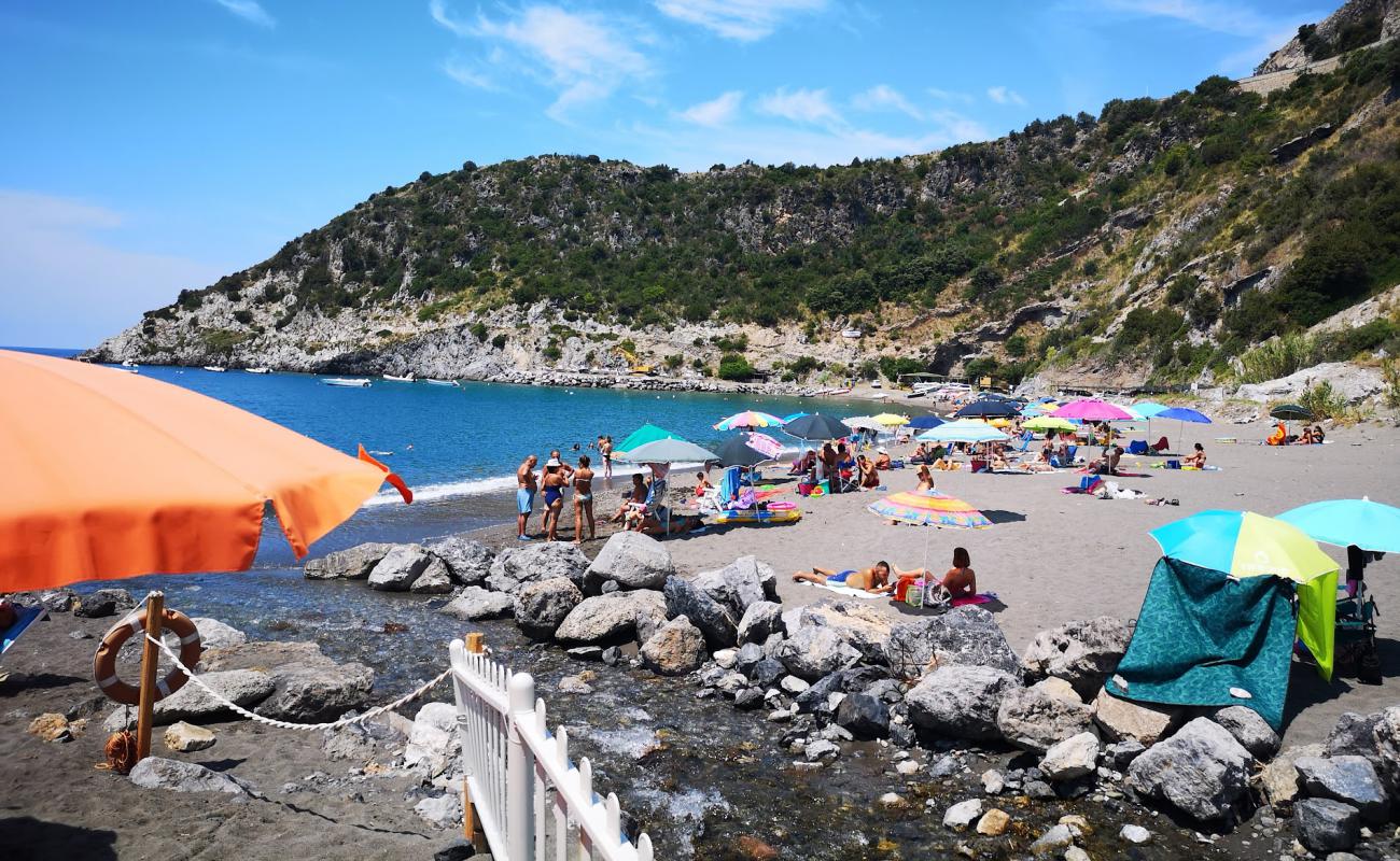 Spiaggia di Castrocucco'in fotoğrafı siyah kum ve çakıllar yüzey ile