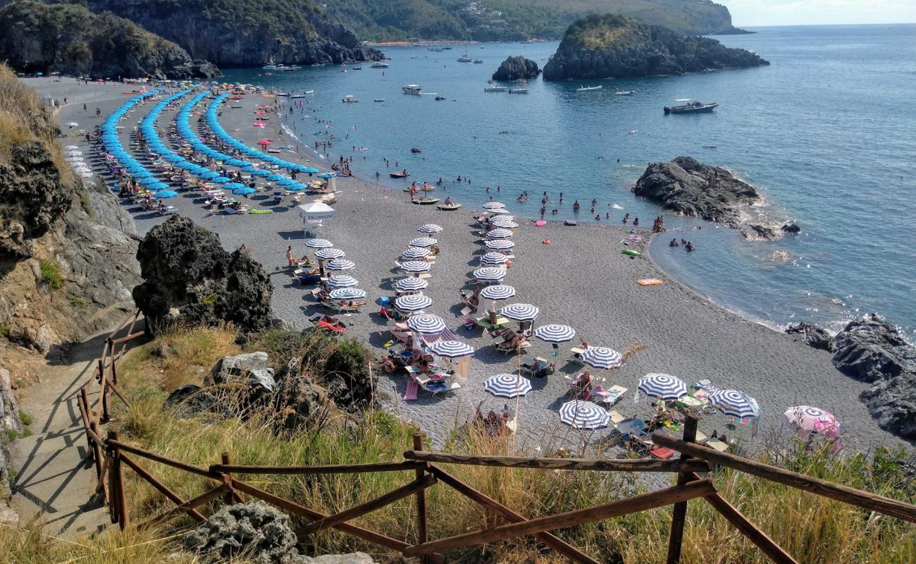 Atrigna beach'in fotoğrafı gri ince çakıl taş yüzey ile