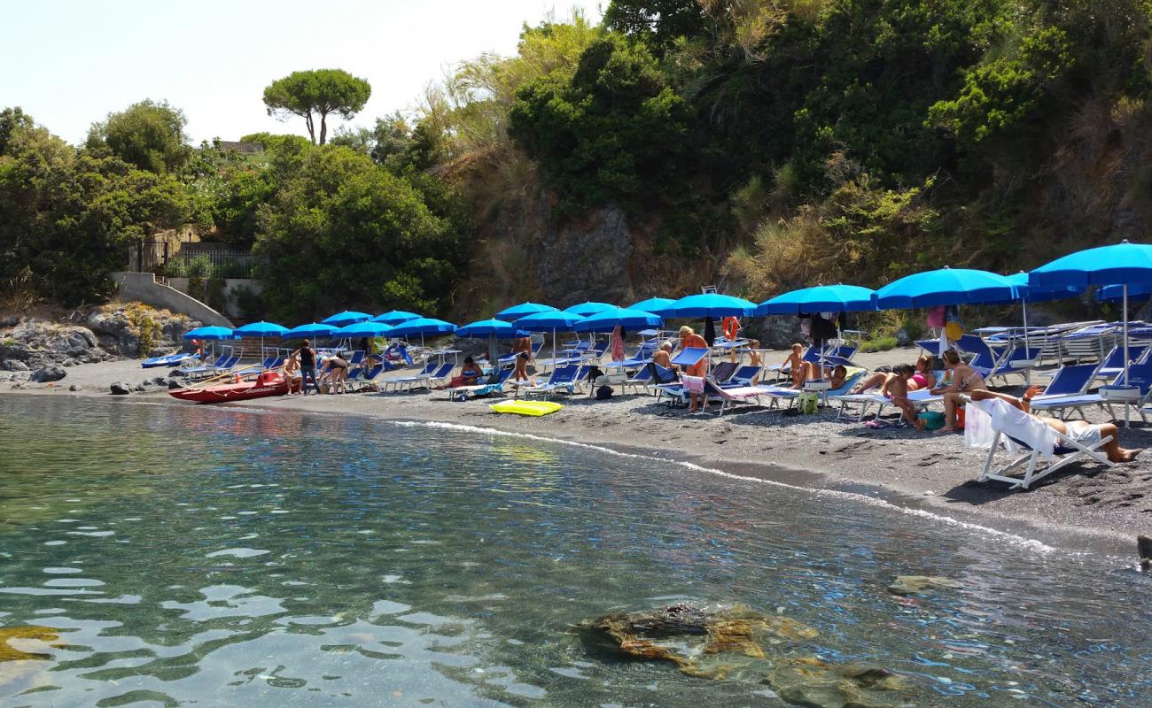 Spiaggia Le Terrazze'in fotoğrafı küçük siyah çakıllar yüzey ile