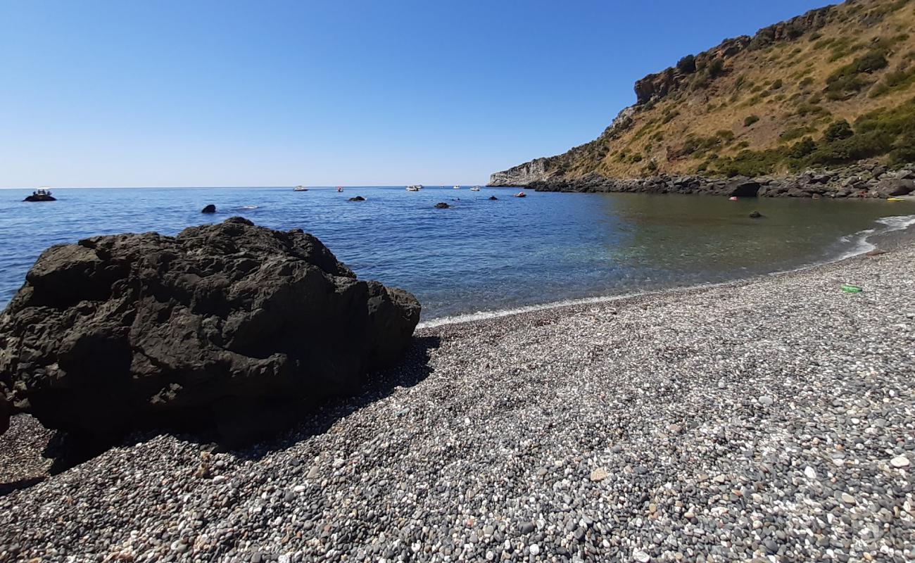 Baia del Carpino'in fotoğrafı gri ince çakıl taş yüzey ile