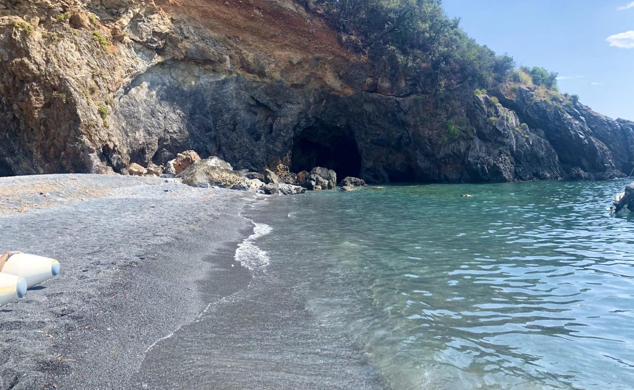 Caletta di Anjella'in fotoğrafı gri çakıl taşı yüzey ile