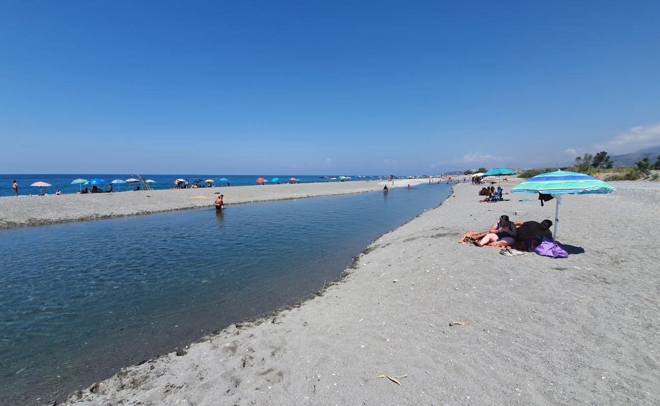 Spiaggia fiume Lao'in fotoğrafı gri kum ve çakıllar yüzey ile