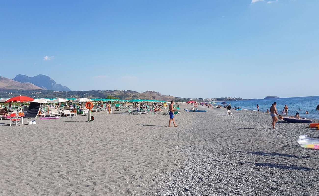 Acchio-Fiumicello Beach'in fotoğrafı gri kum ve çakıllar yüzey ile