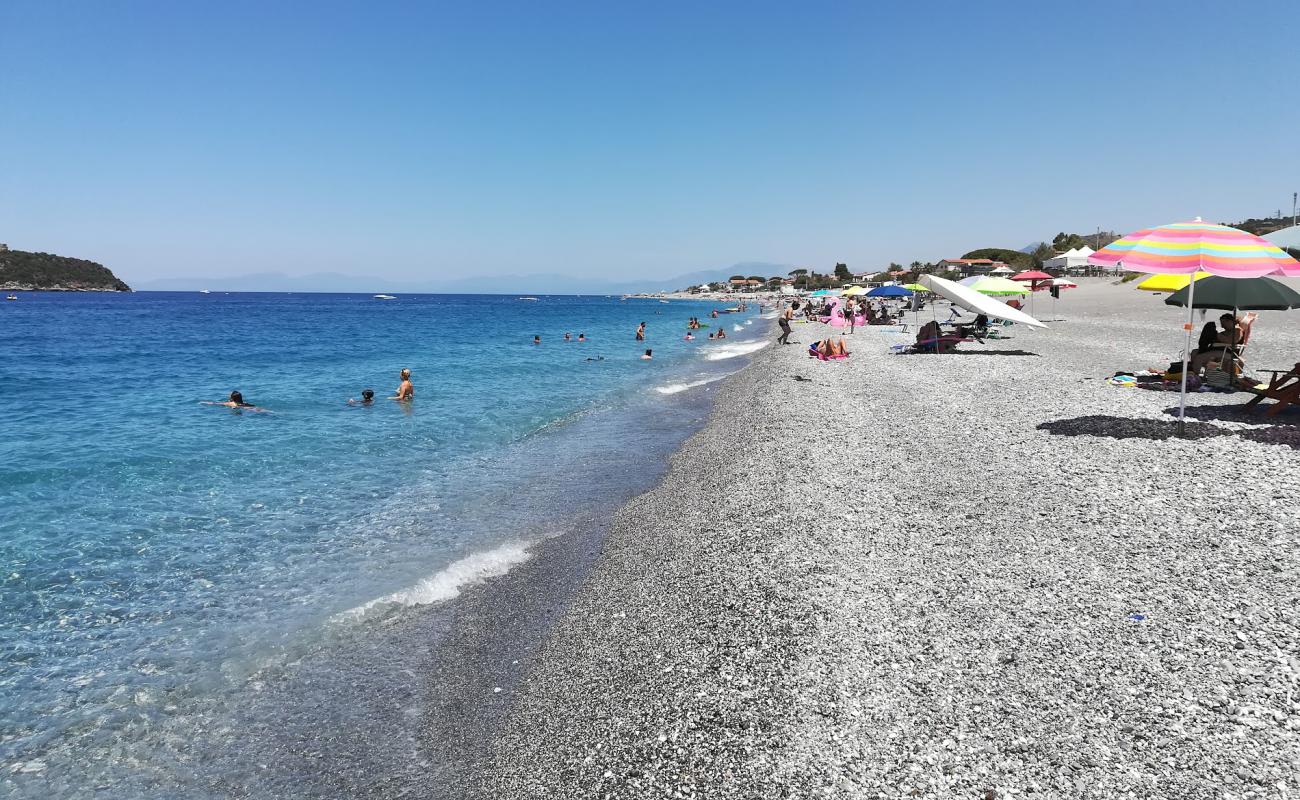 Cirella beach'in fotoğrafı küçük gri çakıllar yüzey ile