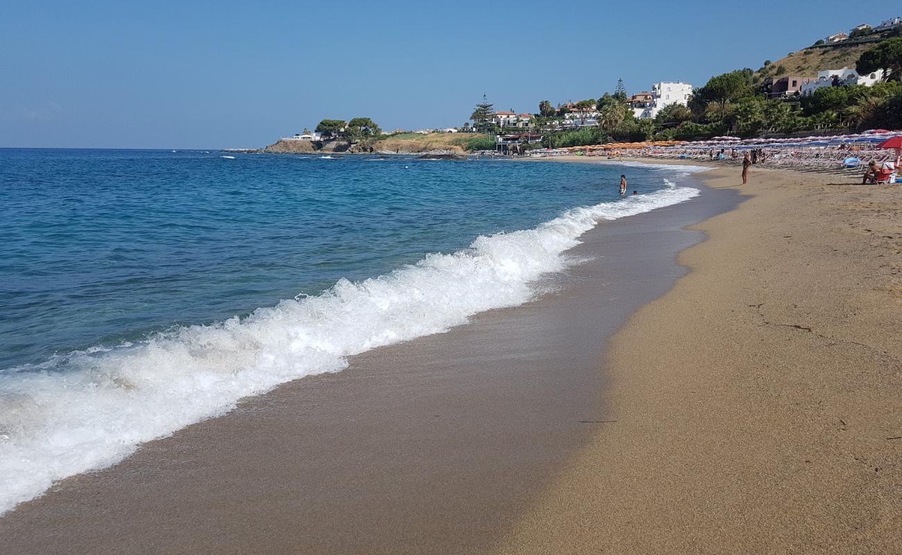 Lido Michela'in fotoğrafı kahverengi kum yüzey ile