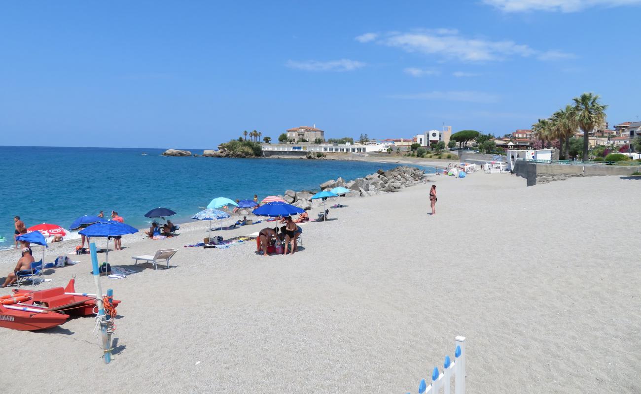 Marina di Belvedere'in fotoğrafı gri kum ve çakıllar yüzey ile