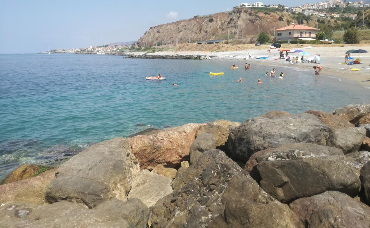 Serluca-calabaia beach'in fotoğrafı gri kum yüzey ile