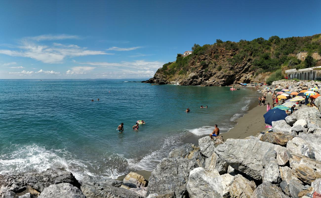 Cavinia beach'in fotoğrafı gri ince çakıl taş yüzey ile