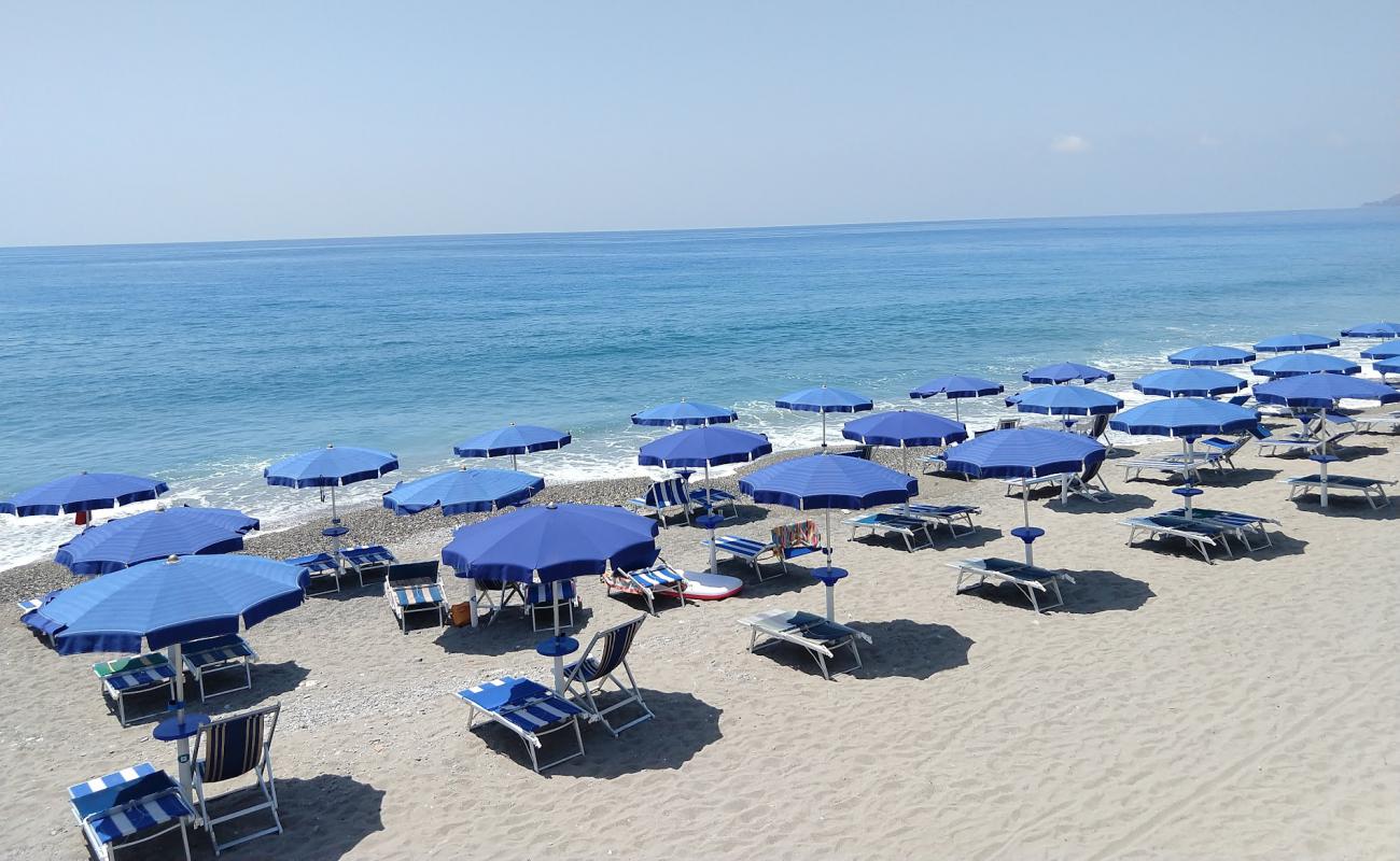 Acquappesa beach'in fotoğrafı gri kum ve çakıllar yüzey ile