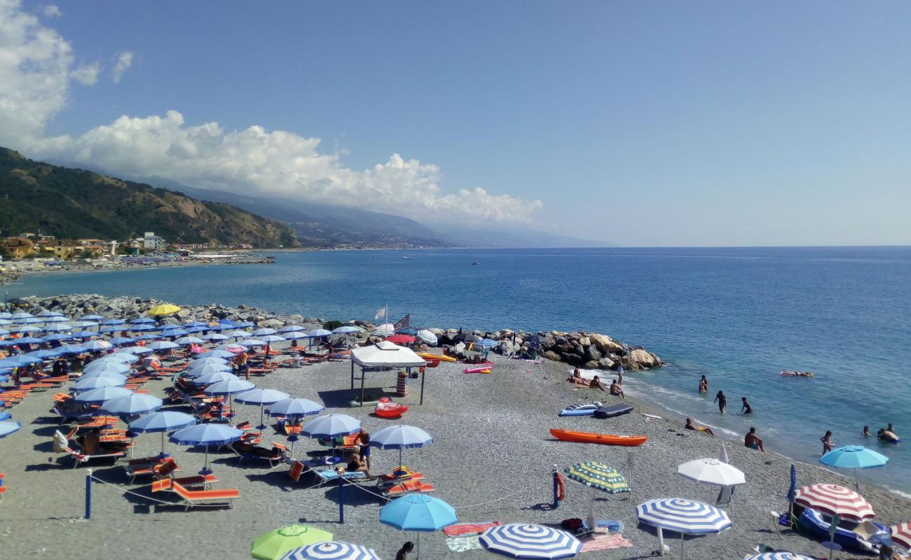 Spiaggia di Scoglio della Regina'in fotoğrafı küçük gri çakıllar yüzey ile