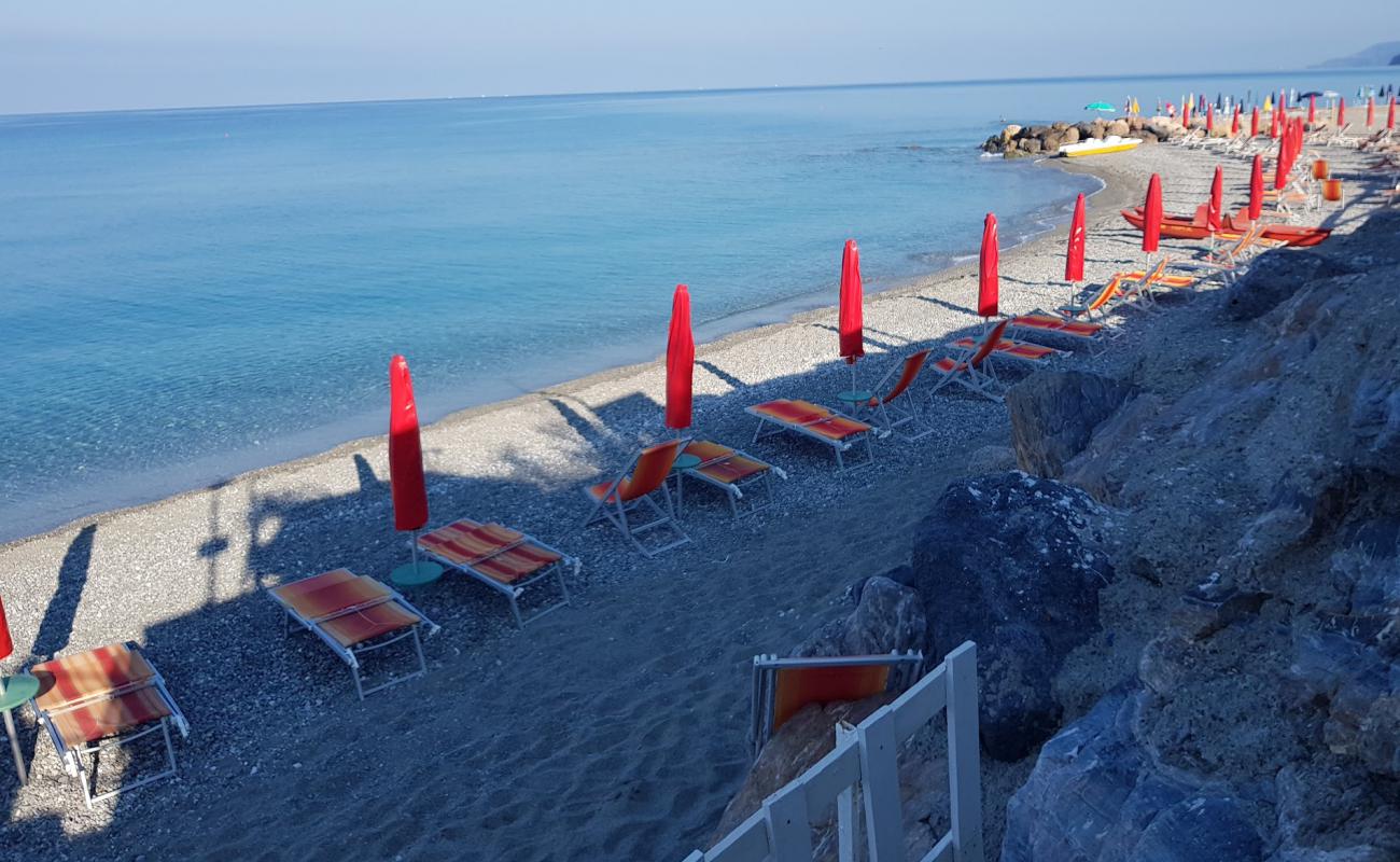 Marina di Fuscaldo beach'in fotoğrafı gri ince çakıl taş yüzey ile