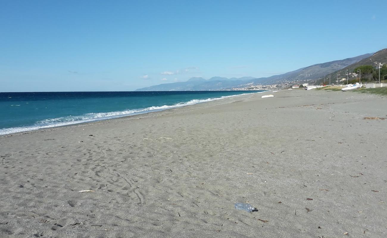 Stazione beach'in fotoğrafı gri kum yüzey ile