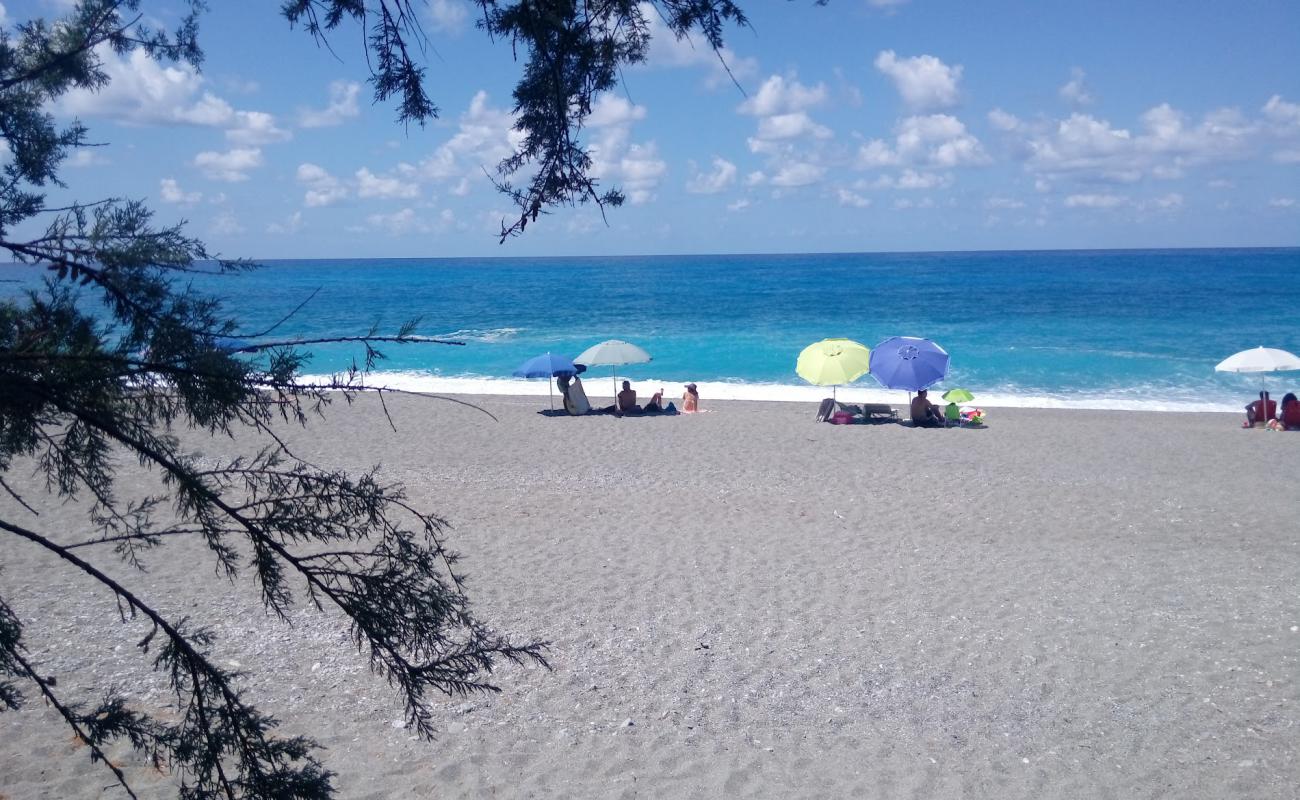 Marina di Belmonte beach'in fotoğrafı gri kum yüzey ile