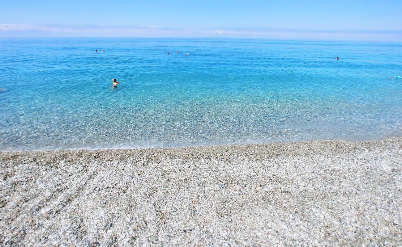 Pezzalonga beach'in fotoğrafı gri çakıl taşı yüzey ile
