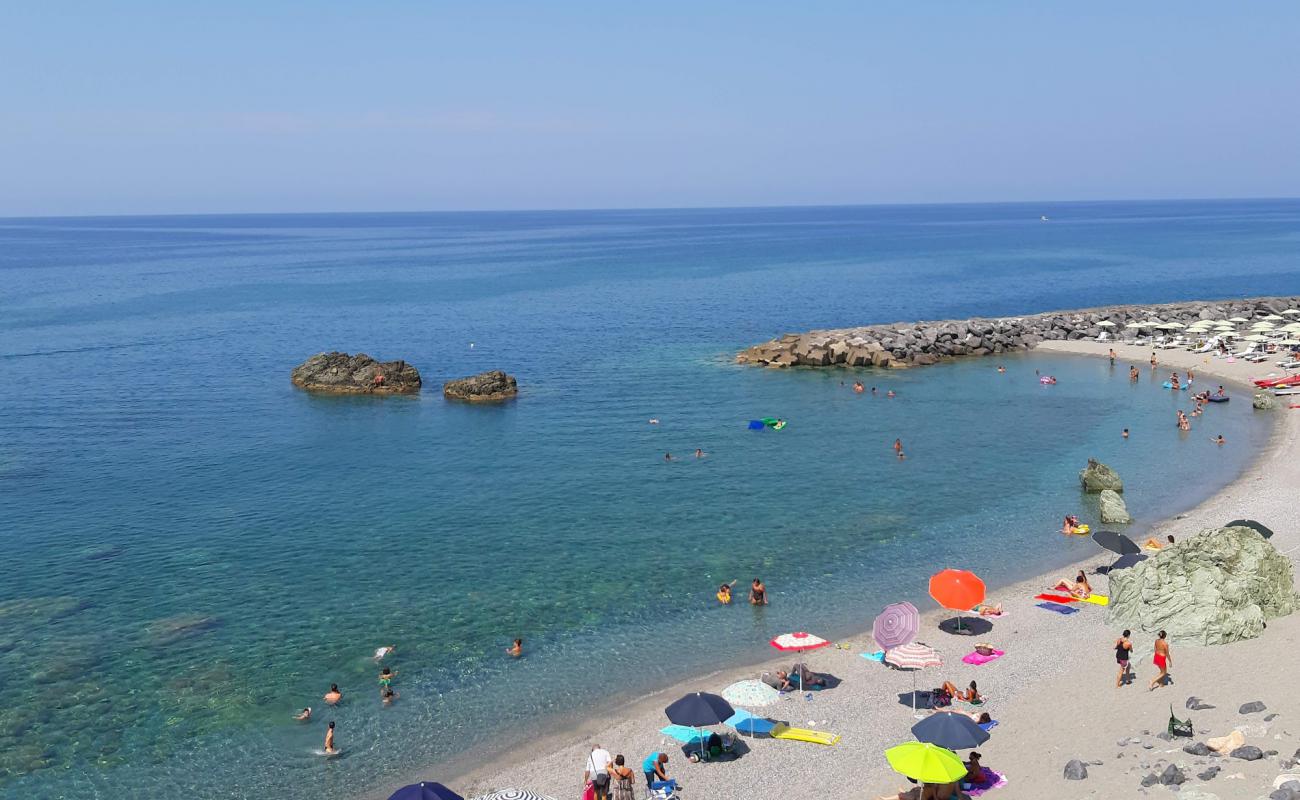 Amantea beach'in fotoğrafı gri ince çakıl taş yüzey ile