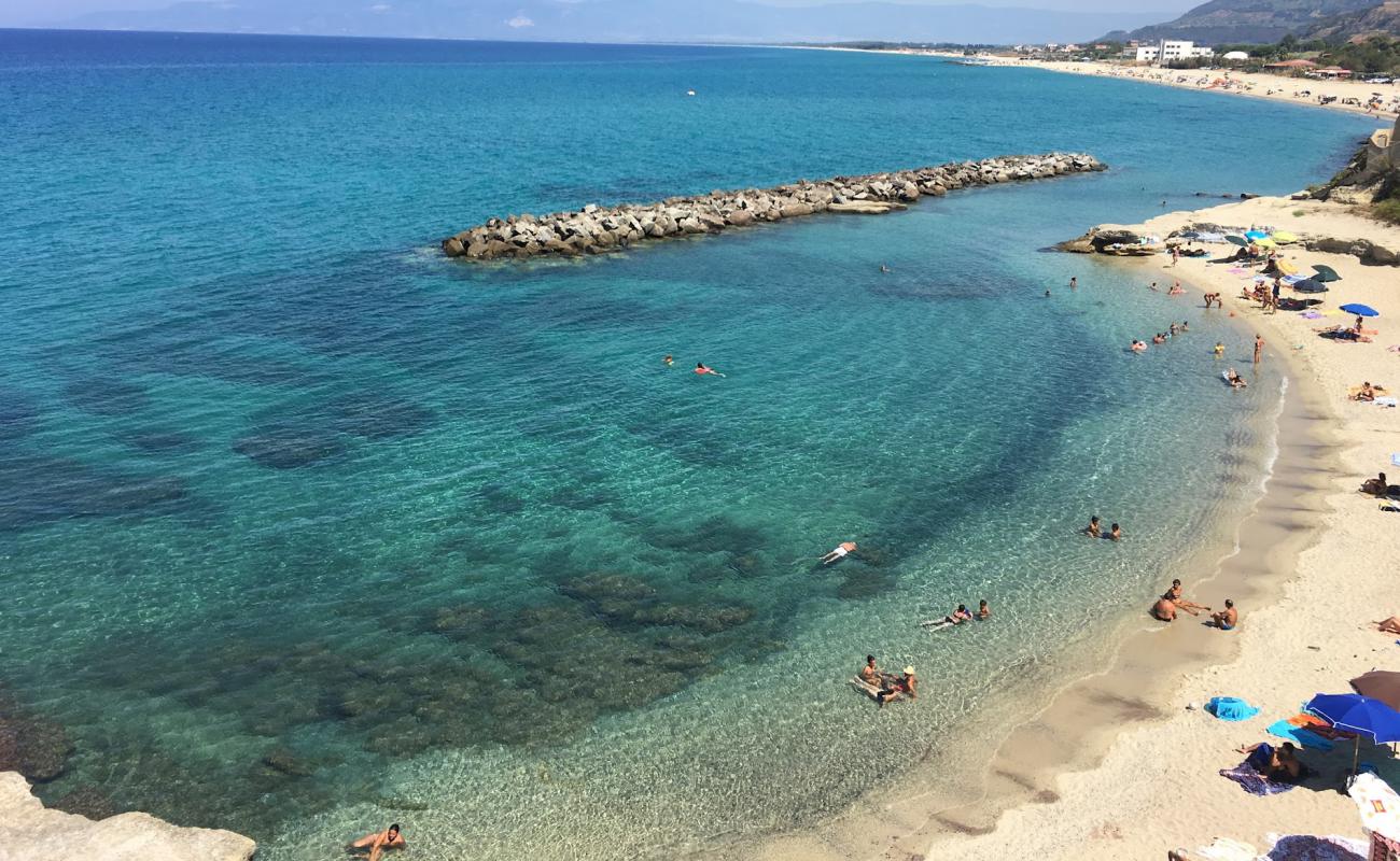 Pizzo beach II'in fotoğrafı parlak kum yüzey ile