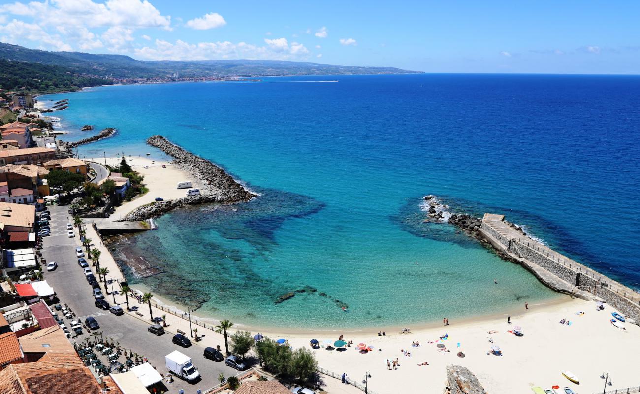 Pizzo Beach'in fotoğrafı parlak kum yüzey ile