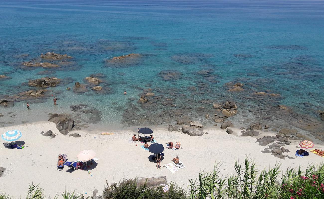 Punta scrugli beach'in fotoğrafı hafif ince çakıl taş yüzey ile