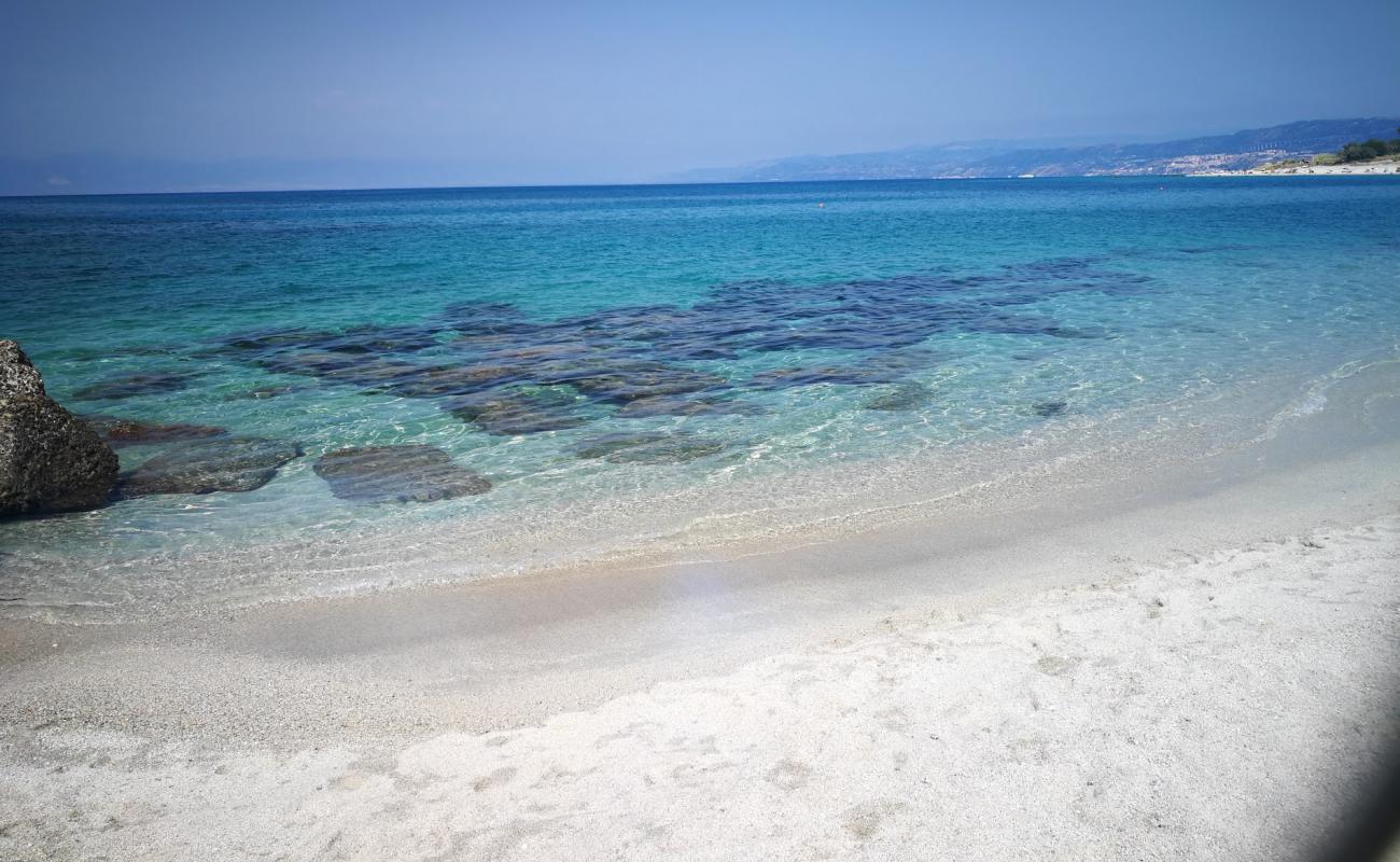 Spiaggia La Rocchetta'in fotoğrafı parlak kum yüzey ile