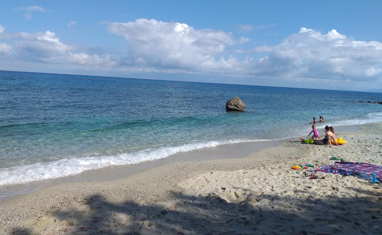 Scoglio la Vrace beach'in fotoğrafı parlak kum yüzey ile